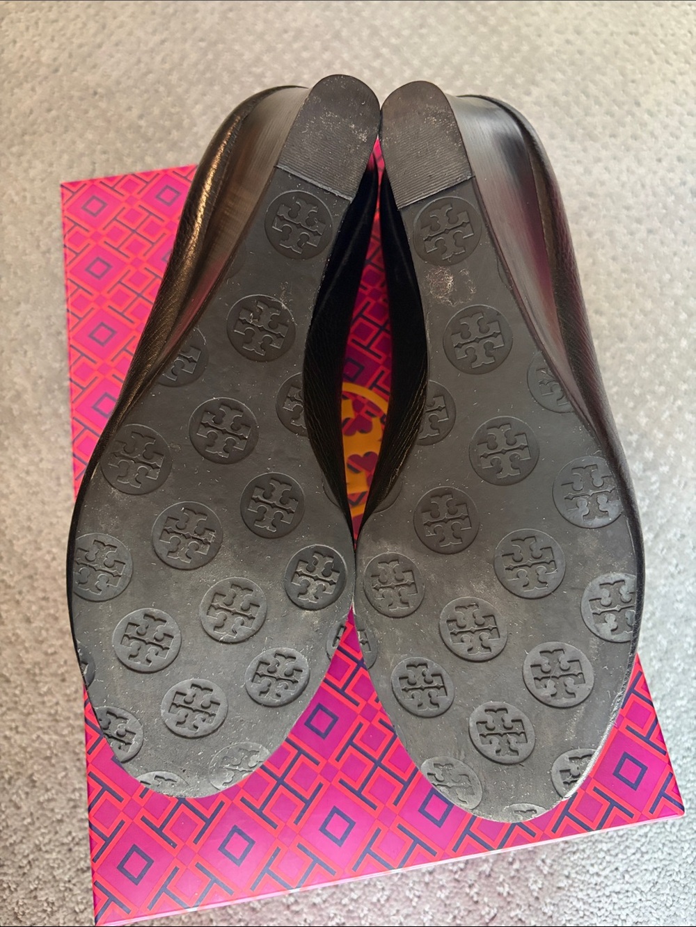 Tory Burch Women's Sally 2 Black Tumbled  Leather Peep Toe Wedges - Picture 9 of 11